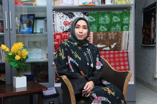 Lily Mariasari Wijaya - Disainer : Mengenalkan Batik Betawi Ke Manca